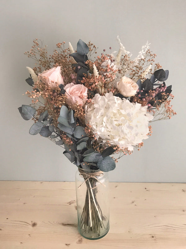 Large bouquet of dried and stabilized flowers with roses, hydrangea, gypsophila, eucalyptus - Bouquet Gloria