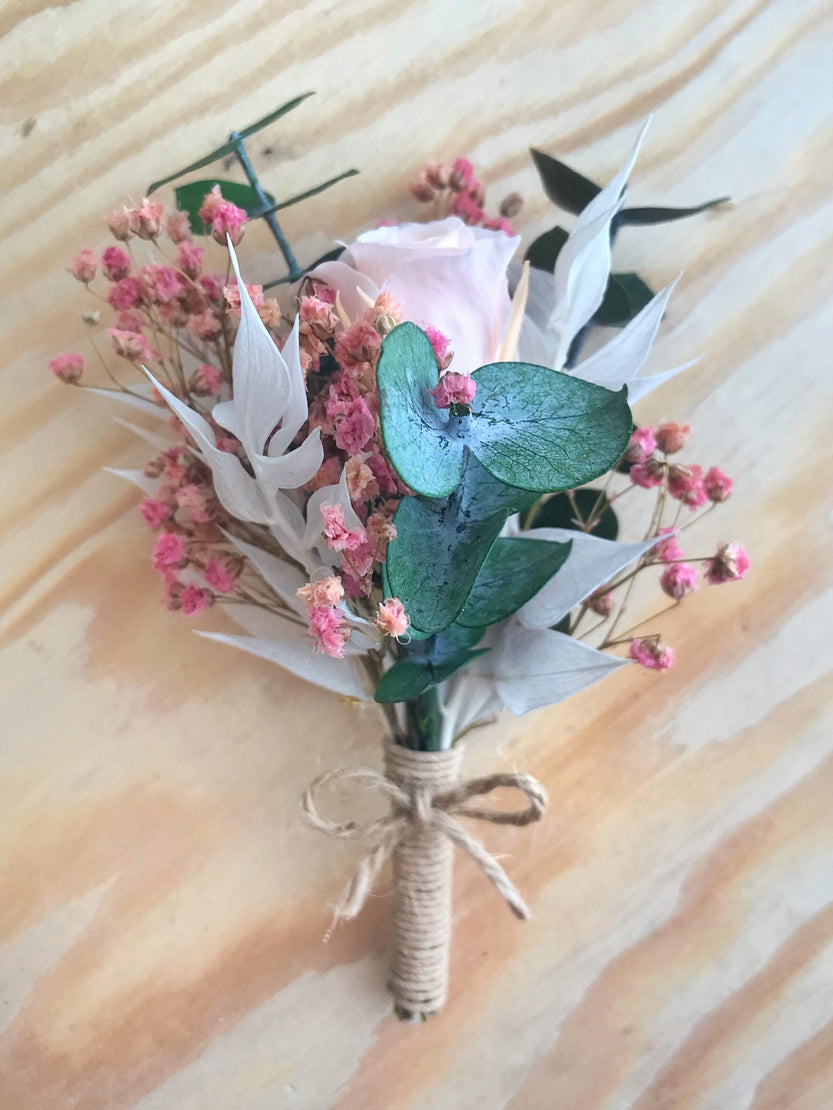 Boutonnière de mariage fleurs séchées avec rose eternelle, gypsophile rose et eucalyptus stabilisée