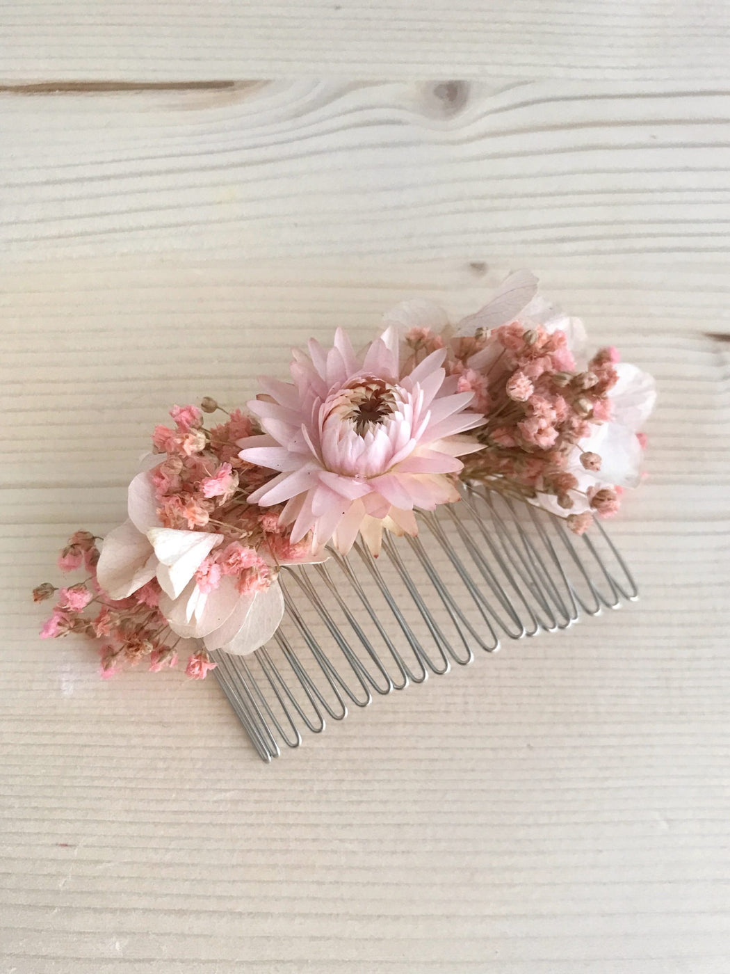 Comb in stabilized flowers 