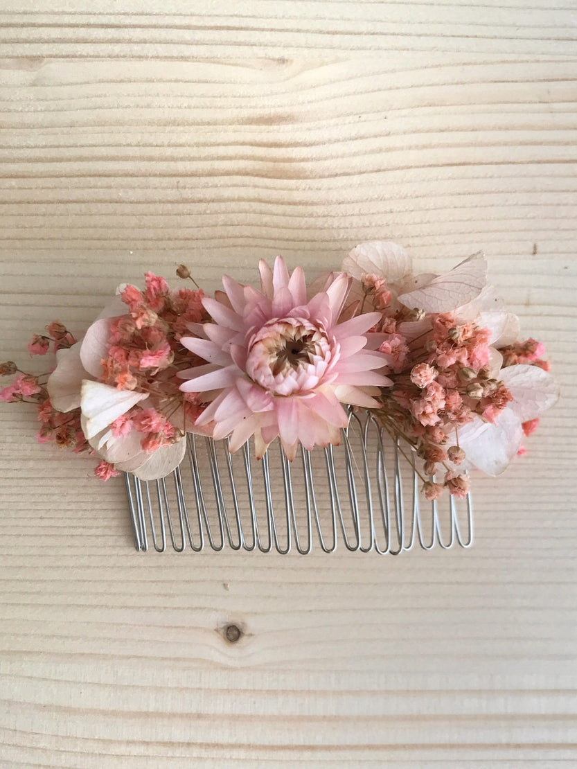 Comb in stabilized flowers 
