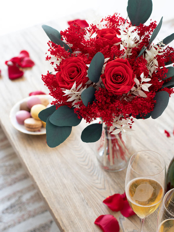 Bouquet avec roses éternelles rouges  - Bouquet "Con Amore"
